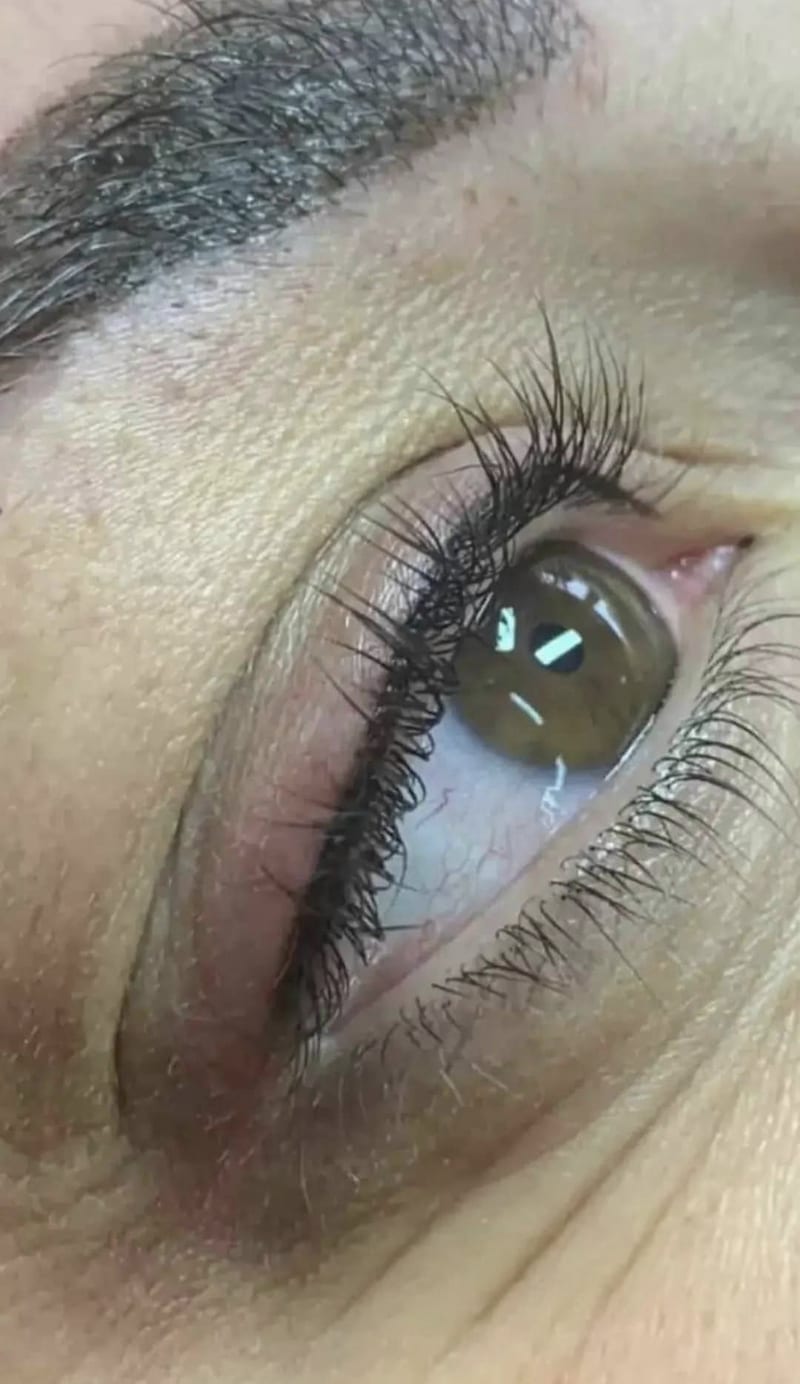 Eyeliner in dermopigmentazione su occhio castano