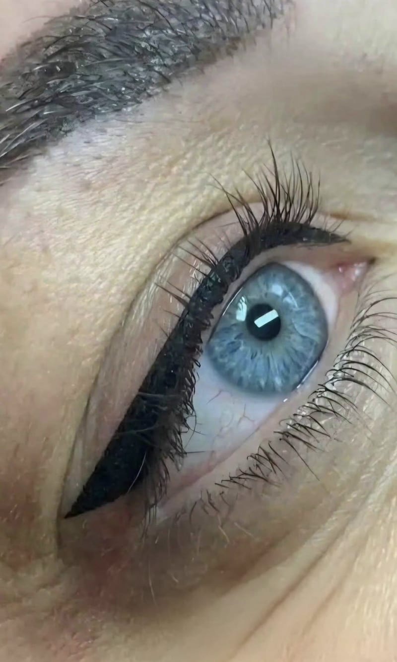 Eyeliner in dermopigmentazione su occhio azzurro