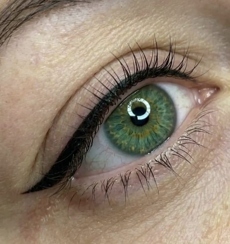 Eyeliner in dermopigmentazione su occhio verde
