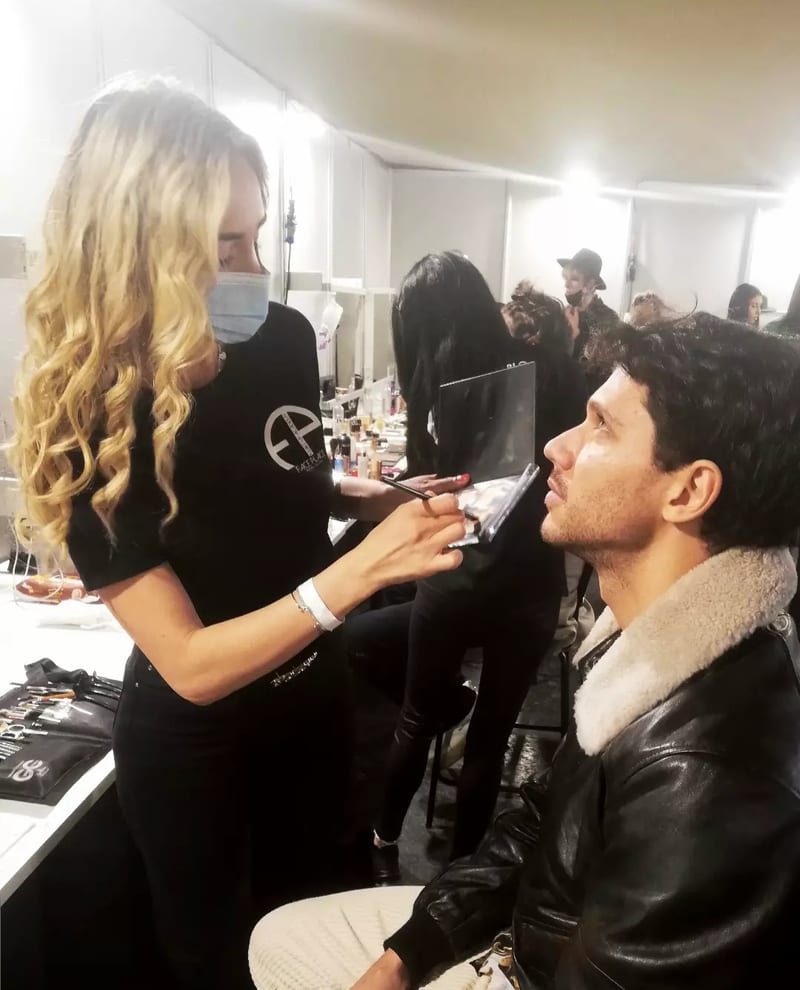 Raffaella Braccolino nel backstage di una sfilata
