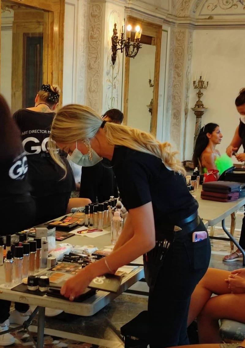 Raffaella Braccolino nel backstage di una sfilata