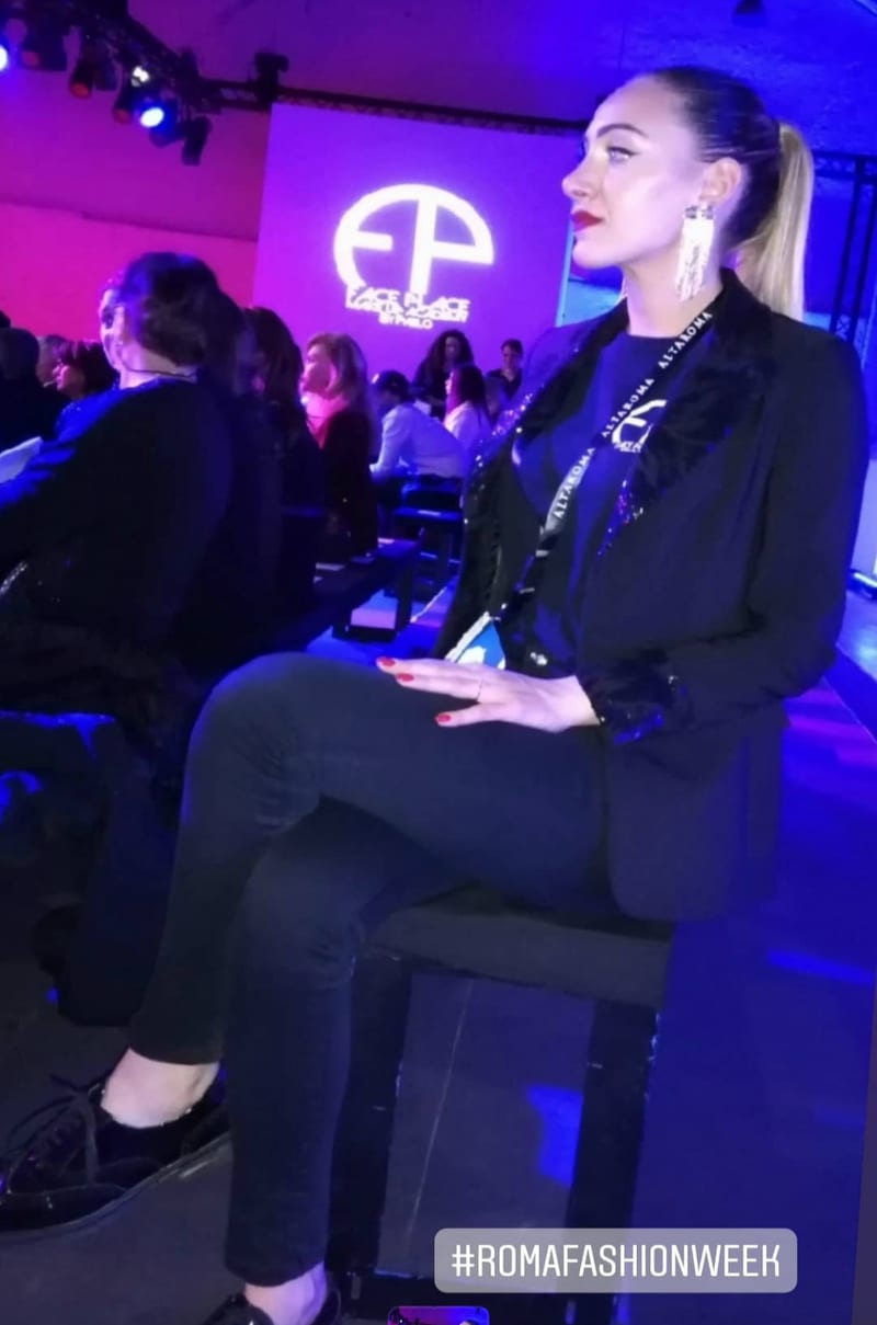 Raffaella Braccolino nel backstage di una sfilata