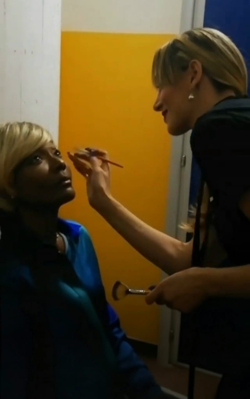 Raffaella Braccolino nel backstage con artisti